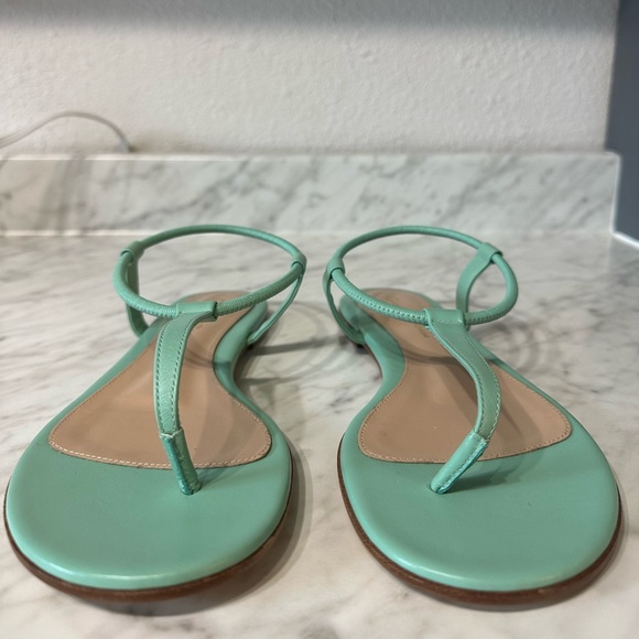 GIANVITO ROSSI
Women's Jaey Leather Thong Flat Blue Sandals - Picture 2 of 8